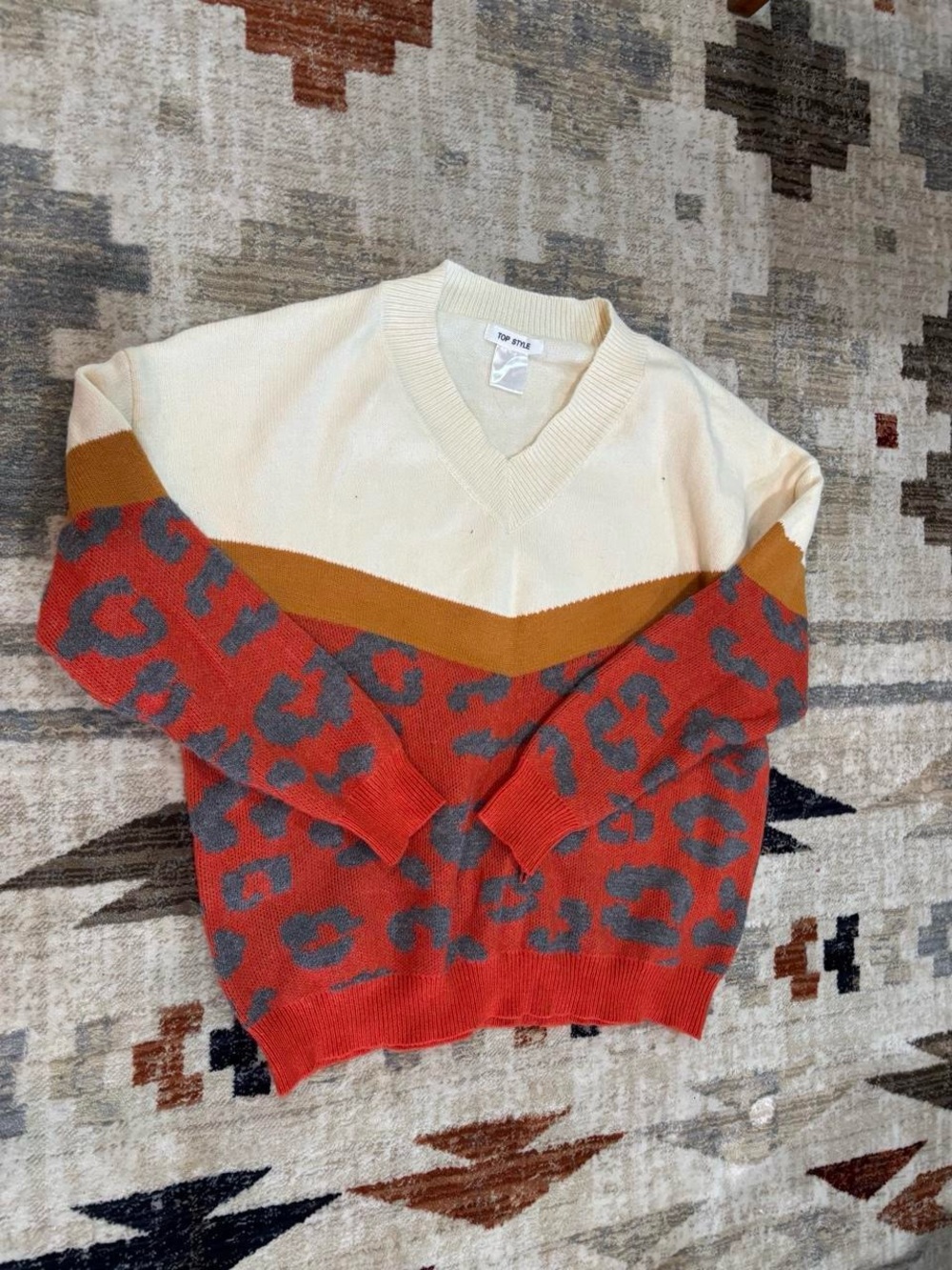Women's V-Neck Colorblock Leopard Sweater - Cream & Rust